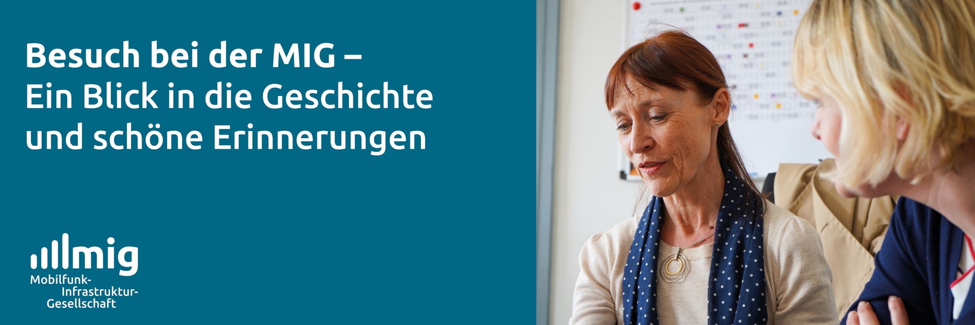 Zwei Frauen im Gespräch; eine hört der anderen aufmerksam zu.