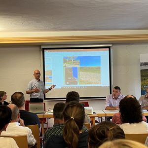 Ein Vertreter präsentiert den Anwohner:innen im Auftrag der MIG Details zur geplanten Maßnahme.