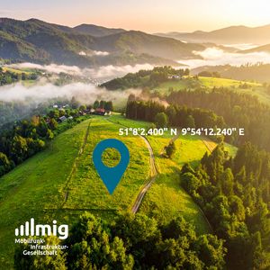 Idyllische Landschaft mit Hügeln, Wäldern, Wiesen und Häusern. Darauf ein Kartenmarker und Koordinaten.